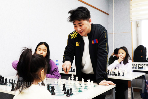 Lessons from older chess players led me to become top coach